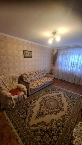 sala de estar con cama y alfombra en МЫ Вас ЖДЕМ Апартаменты у МОРЯ, en Odessa
