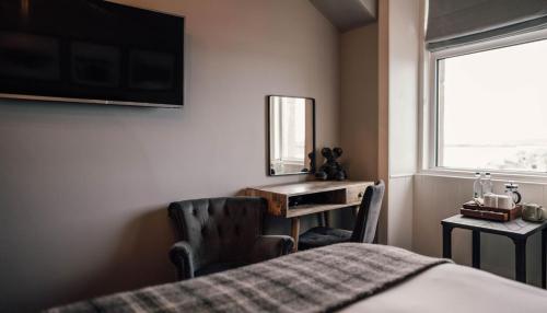 Uma TV ou centro de entretenimento em The Kirkwall Hotel