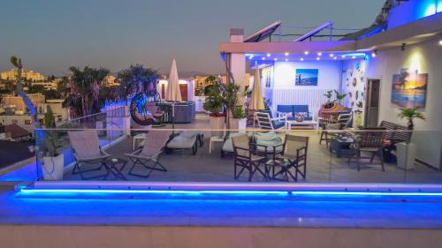 Un patio o zona al aire libre en Mesogios House Suites