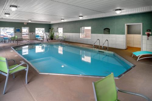 einen großen Pool mit Stühlen und einem Tisch in der Unterkunft Holiday Inn Express and Suites Pikeville, an IHG Hotel in Pikeville