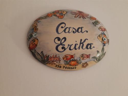 un plato con una señal que lee cada quica en Casa Erica, en Porto Cesareo