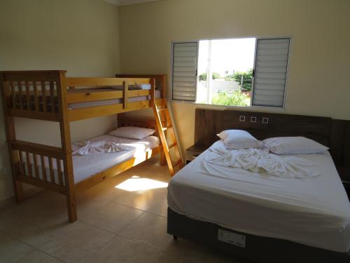 - une chambre avec 2 lits superposés et une fenêtre dans l'établissement APEVO ILHA, à Ilha Comprida
