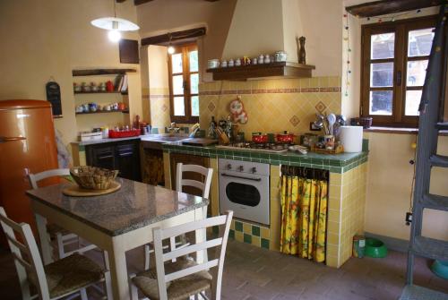 Dapur atau dapur kecil di Tradizione Toscana ristrutturata nel 2021