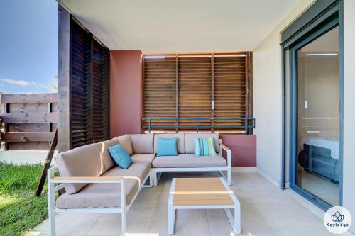 a patio with a couch and two chairs and a table at T3 - Leu Filao, classé 4 étoiles - 70m2 - Plage et Lagon de Saint-Leu in Saint-Leu