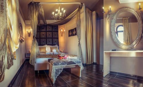 um quarto com uma cama de dossel e um espelho em Abbacy Katiana's Castelleti 1 em Thásos