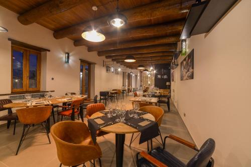 un restaurante con mesas y sillas en una habitación en Antichi Orti del Sole en Agerola