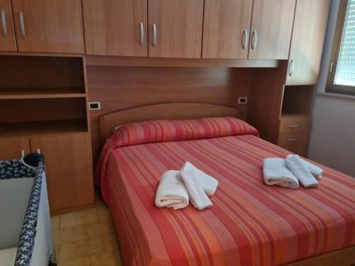 ein Schlafzimmer mit einem Bett mit zwei Handtüchern darauf in der Unterkunft Casa Centurione Silvi Marina in Silvi Marina