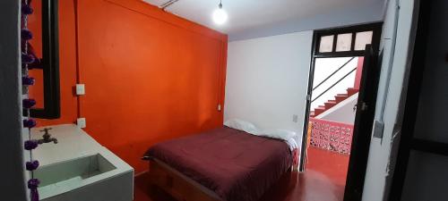 1 dormitorio con cama, lavabo y ventana en kukulkan hostal en San Cristóbal de Las Casas