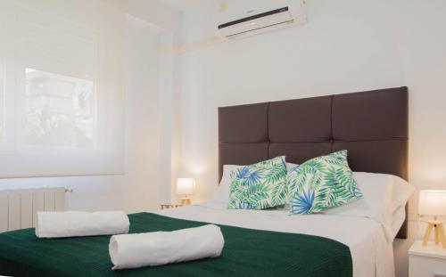 una camera da letto con un letto grande con due cuscini di Piso Estadio de los Carmenes a Granada