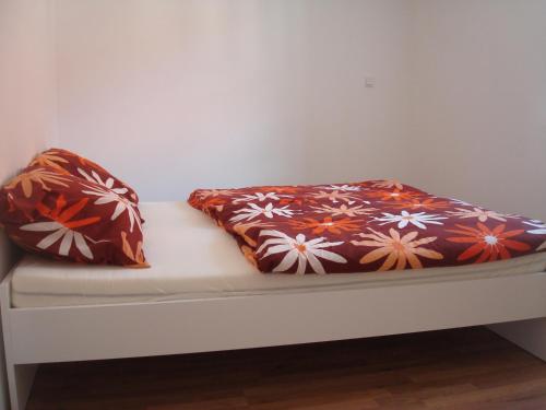 Una cama con dos almohadas encima. en Apartment MT Bovec, en Bovec