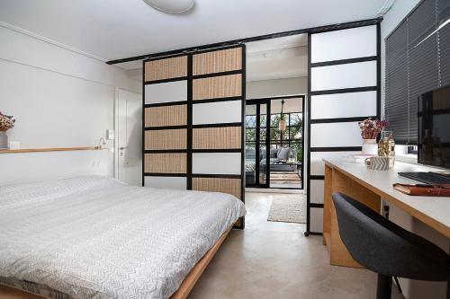 Posteľ alebo postele v izbe v ubytovaní Unique solar penthouse with jacuzzi and sauna in central Athens