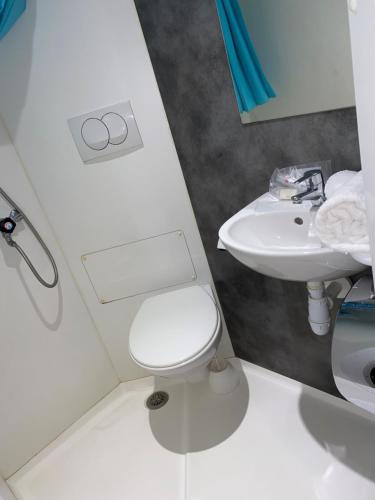 Gallery image of Aero Hotel in Issy-les-Moulineaux
