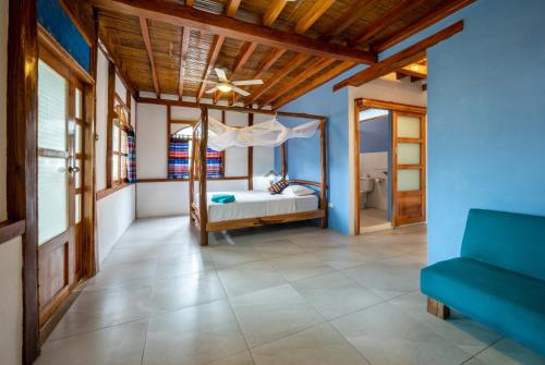 a bedroom with a bed and a couch at Casa del Sol in Montañita