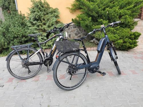 two bikes parked next to each other on a sidewalk at Hotel Tranzit in Odorheiu Secuiesc