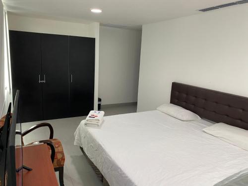 Cama o camas de una habitación en Quo Luxury Room 1 minute to Airport