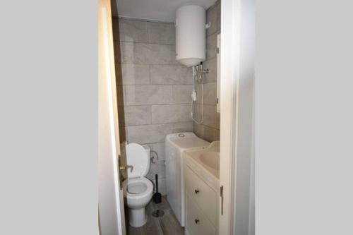 małą łazienkę z toaletą i umywalką w obiekcie Appartement Bouganville rez-de-chaussée WIFI w mieście Costa de Antigua