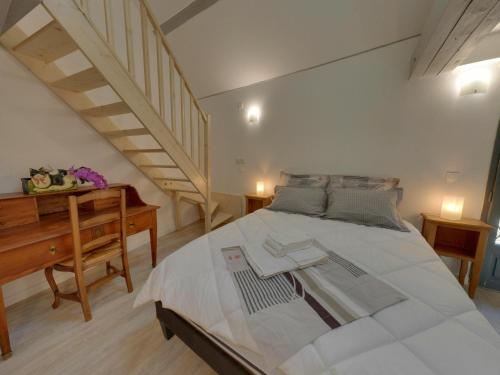 ein Schlafzimmer mit einem großen Bett und einem Klavier in der Unterkunft Moulin de Parayre in Les Vignes
