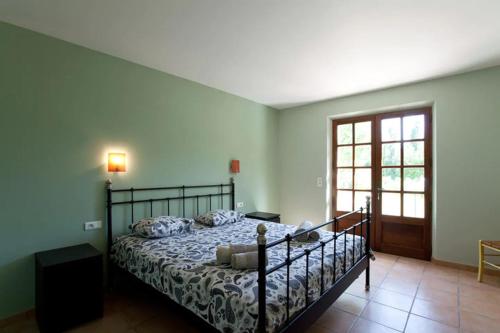 a bedroom with a bed in a room at LA LEZARDIERE CHEZ HUGUES in Saint-Rémy-de-Provence