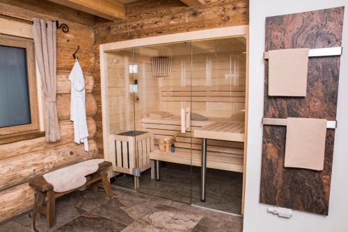 a room with a sauna in a wooden cabin at Blockhausen Luxus Chalets in Oberschwarzenberg
