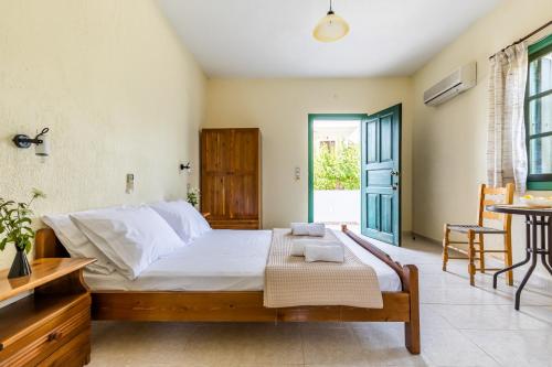Postel nebo postele na pokoji v ubytování Skopelos Evergreen Apartments
