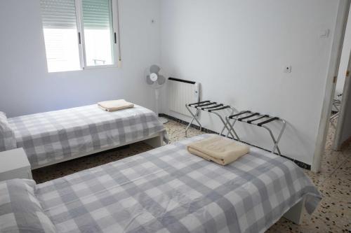 two twin beds in a room with a window at Teniente Ruiz 27 in Elche