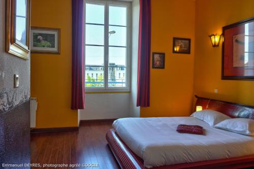 a bedroom with a bed and a window at Queen Serenity Hotel in Redon