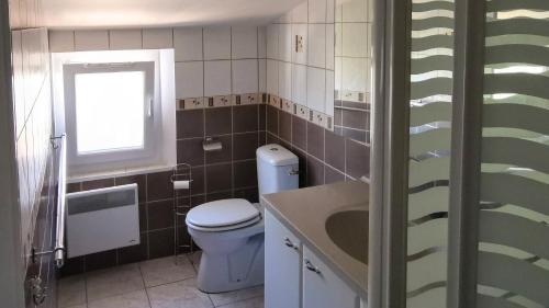 une salle de bain avec toilettes, lavabo et fenêtre dans l'établissement Au clair de la Dune, à Saint-Cyr-sur-Mer
