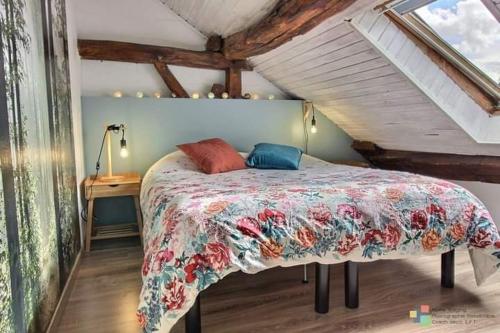 1 dormitorio con 1 cama grande en el ático en Lî Gurni, en Houffalize