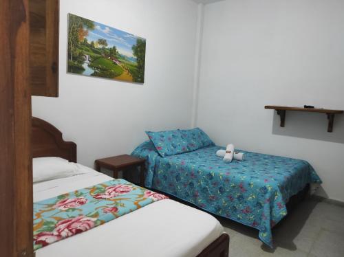 - une chambre avec 2 lits et une table dans l'établissement Hotel Barajas, à Jardín