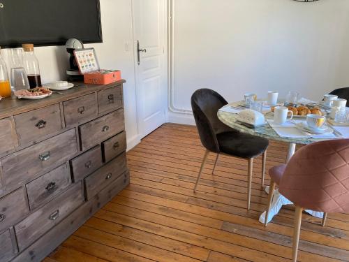 Villers-MarmeryにあるLe Clos Adnetのダイニングルーム(テーブル、椅子、ドレッサー付)