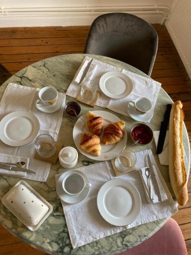 une table en verre avec des plaques de cuisson dans l'établissement Le Clos Adnet, à Villers-Marmery