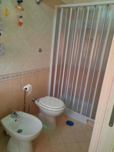 La salle de bains est pourvue de toilettes et d'une cabine de douche. dans l'établissement La Sosta, à Sant'Egidio del Monte Albino