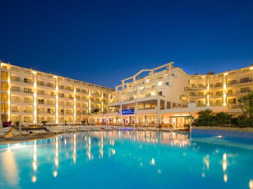 une grande piscine en face d'un hôtel dans l'établissement AQUA Hotel Aquamarina & Spa, à Santa Susanna