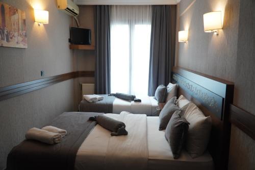 Una cama o camas en una habitación de Bern Hotel