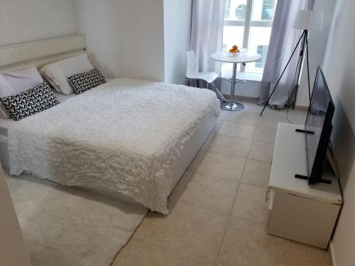 Ліжко або ліжка в номері Luxury Kings Palace Private Room with Shared Kitchen Next To Barasti Beach