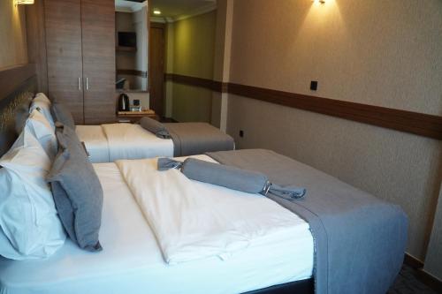 Una cama o camas en una habitación de Bern Hotel