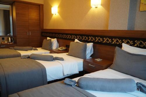 Una cama o camas en una habitación de Bern Hotel