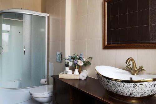 La salle de bains est pourvue d'un lavabo, de toilettes et d'une baignoire. dans l'établissement Cozy 2 room apartment in the Oldtown of Klaipeda, à Klaipėda