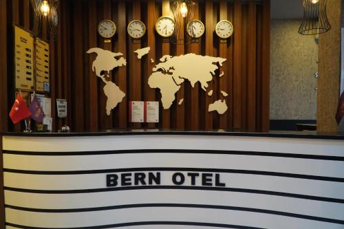 Un certificado, premio, letrero u otro documento en Bern Hotel