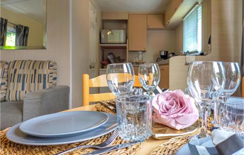 Η κουζίνα ή μικρή κουζίνα στο Nice Home In Heinkenszand With Wifi