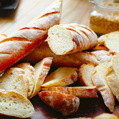 un mucchio di pane seduto sopra un tavolo di Fratele Business Hotel a Patos de Minas