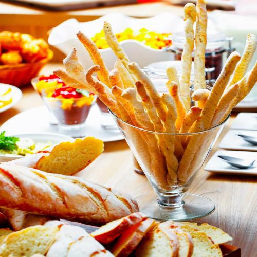 una tavola ricoperta di piatti di cibo con patatine fritte di Fratele Business Hotel a Patos de Minas