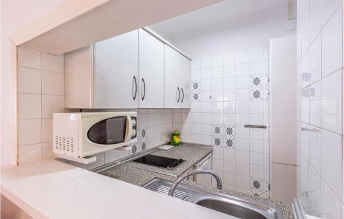 Η κουζίνα ή μικρή κουζίνα στο Stunning Apartment In Torrox Costa With House Sea View