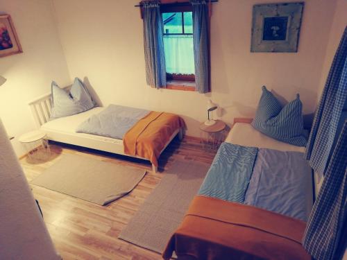 um quarto com 2 camas e uma janela em Haus Riedmann em Lend