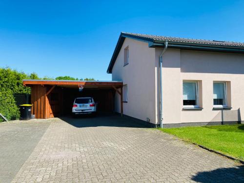 a car parked in a garage next to a house at zu Hause am Nord-Ostsee-Kanal, Ferienwohnung in Schacht-Audorf