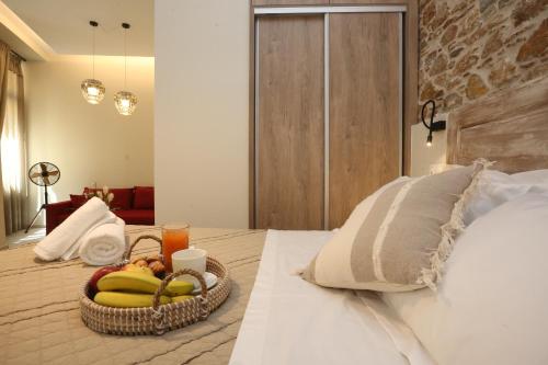 - un lit avec un panier de bananes et des boissons dans l'établissement One Suite Syros, à Ermoúpoli
