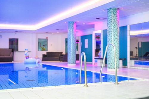 The swimming pool at or close to Holiday Inn Lübeck, an IHG Hotel