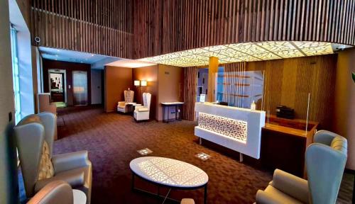 利馬的住宿－皮拉爾米拉弗洛雷斯酒店，酒店客房带大堂,带椅子和桌子