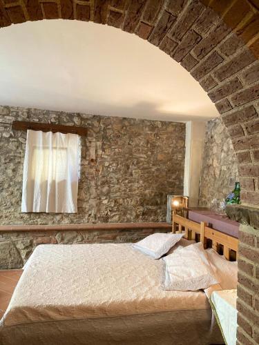 Postel nebo postele na pokoji v ubytování Helga's House- Una Finestra sul Borgo