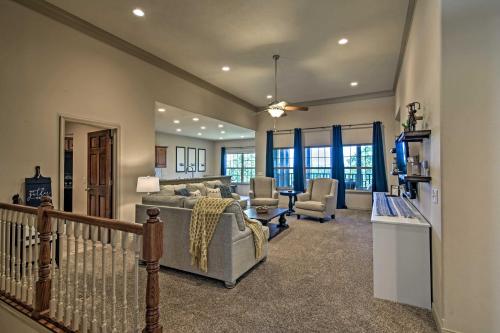 Ruang duduk di 4 Mi to Silver Dollar City Townhome with Game Room!